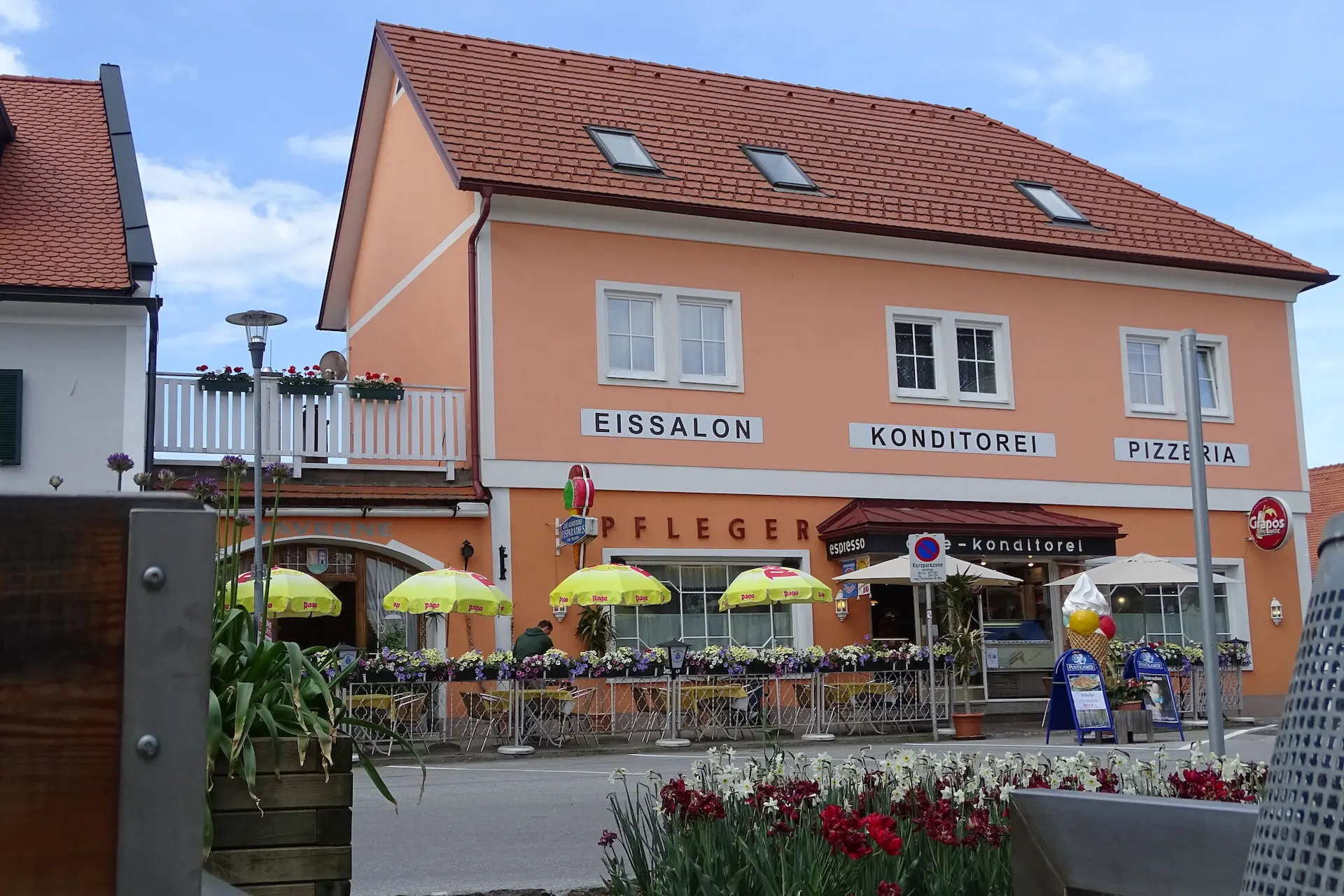 Konditorei Pfleger Semriach mit hausgemachten Mehlspeisen, Eisbechern und Steinofenpizza